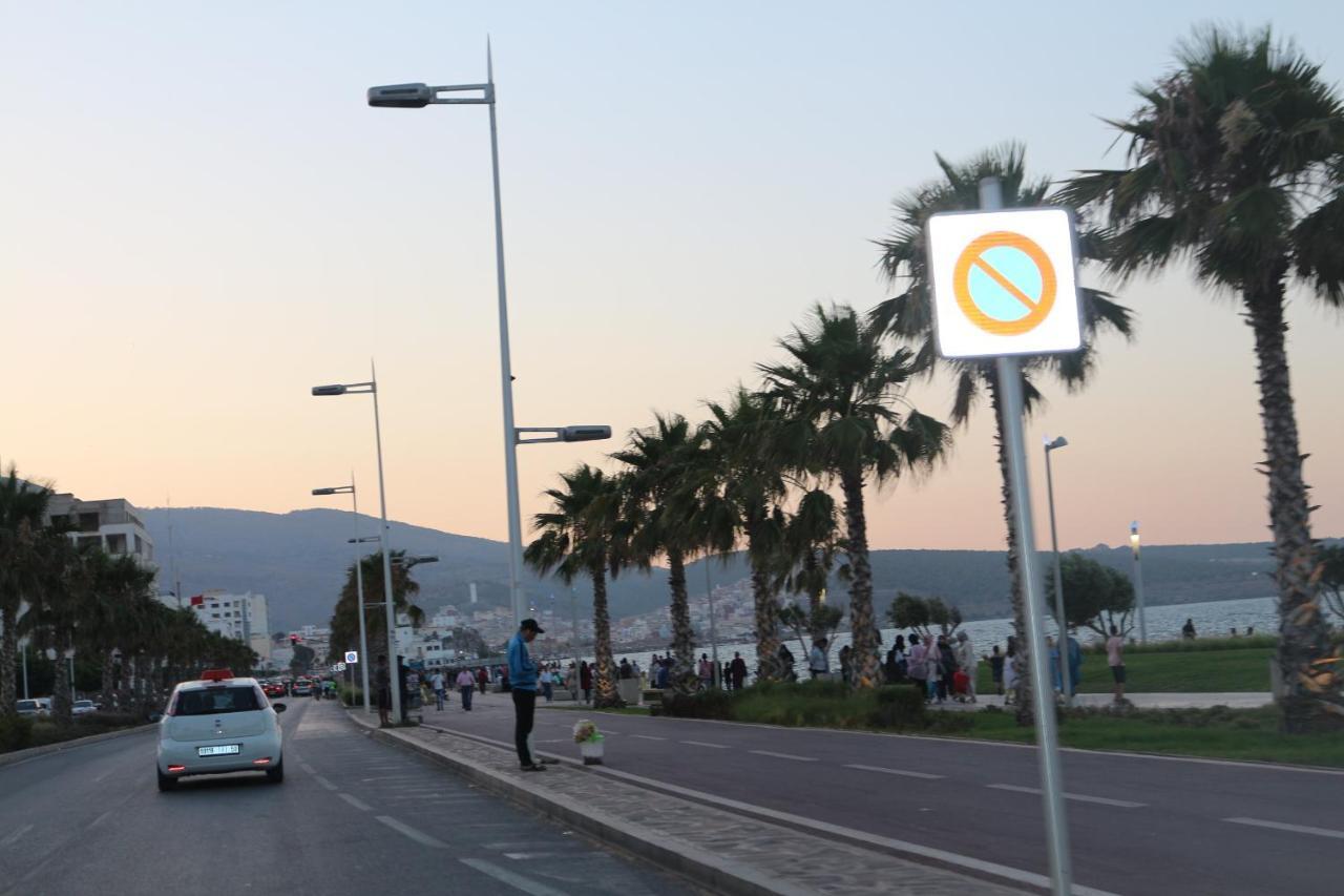 Apartment Ibn Baja Nador Parking Exterior foto