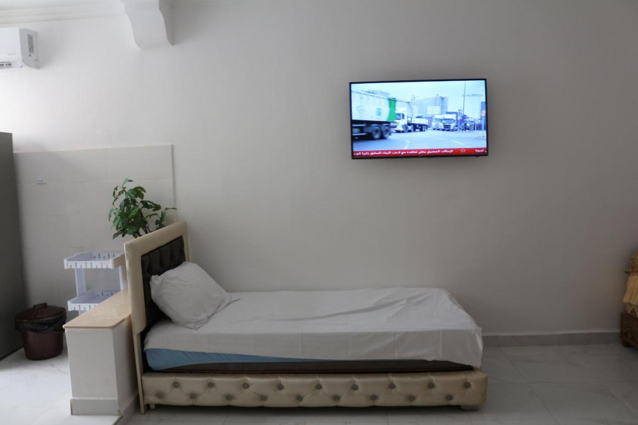 Apartment Ibn Baja Nador Parking Exterior foto